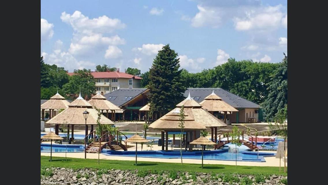 Bezso Apartman Hajduszoboszlo Bagian luar foto